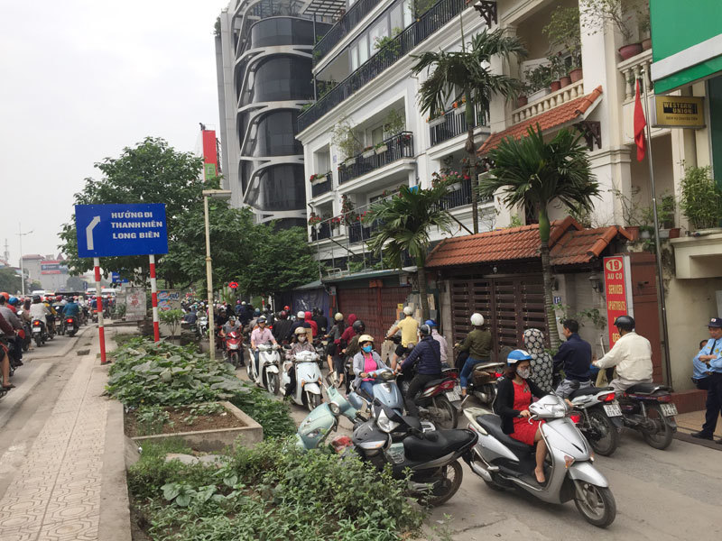 Hà Nội: Ùn tắc giao thông trên đường Nghi Tàm trong ngày làm việc cuối tuần - Ảnh 3