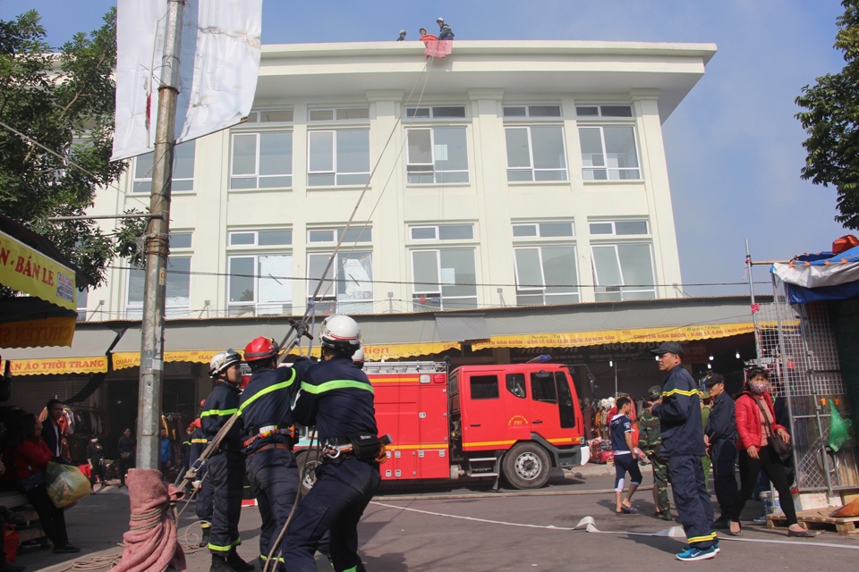 “Cháy” chợ Nành ở Ninh Hiệp, lính cứu hỏa giải cứu nhiều người mắc kẹt - Ảnh 9
