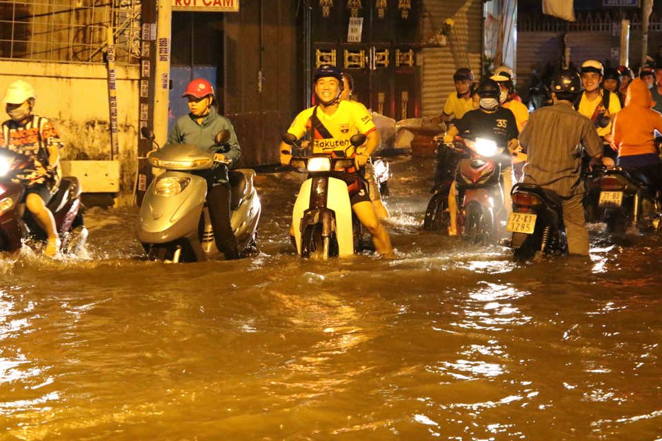 TP Hồ Chí Minh: Triều cường tiếp tục dâng cao, người dân vật vã lội nước về nhà - Ảnh 5