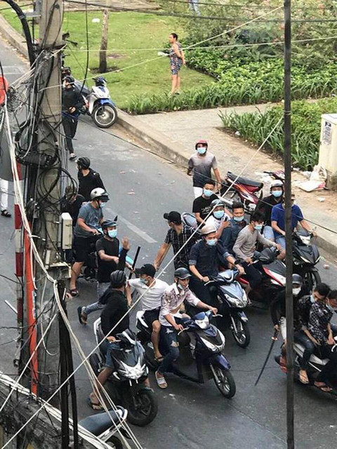Khẩn trương truy xét 2 nhóm côn đồ dàn trận chém nhau ở TP Hồ Chí Minh - Ảnh 2