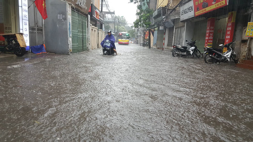 Hà Nội mưa lớn, một số tuyến phố ngập sâu trong nước - Ảnh 2