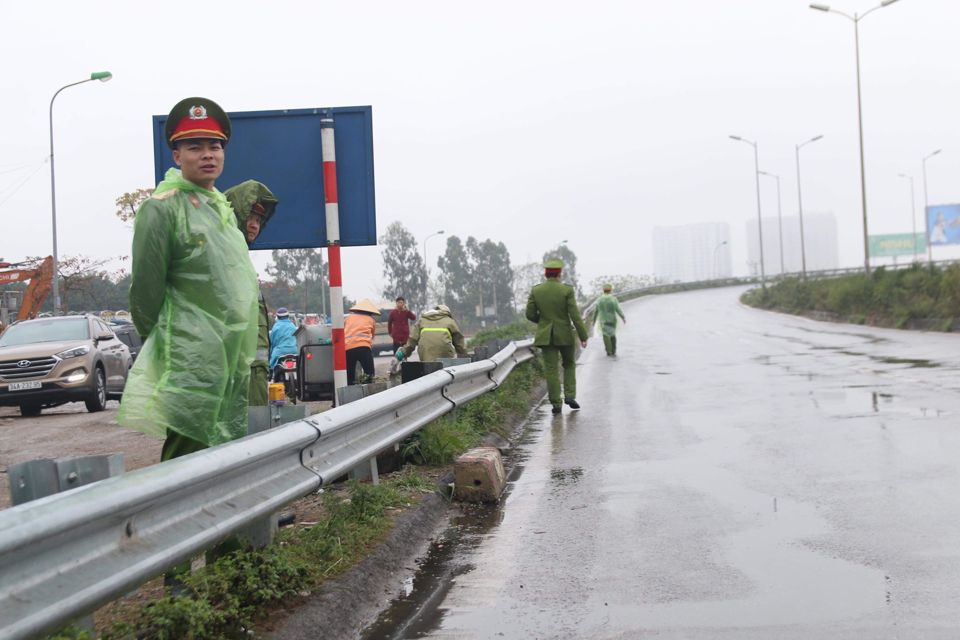 [Ảnh] Căng mình đảm bảo ATGT ngày Chủ tịch Kim Jong-un sang Việt Nam - Ảnh 1