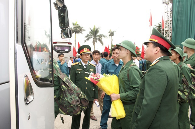 151 tân binh huyện Gia Lâm lên đường nhập ngũ - Ảnh 2