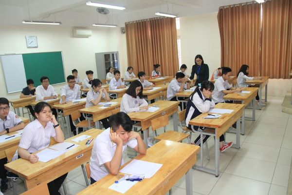 Tuyển sinh vào lớp 10 ở Hà Nội: 8 thí sinh vi phạm quy chế trong ngày thi đầu tiên - Ảnh 1
