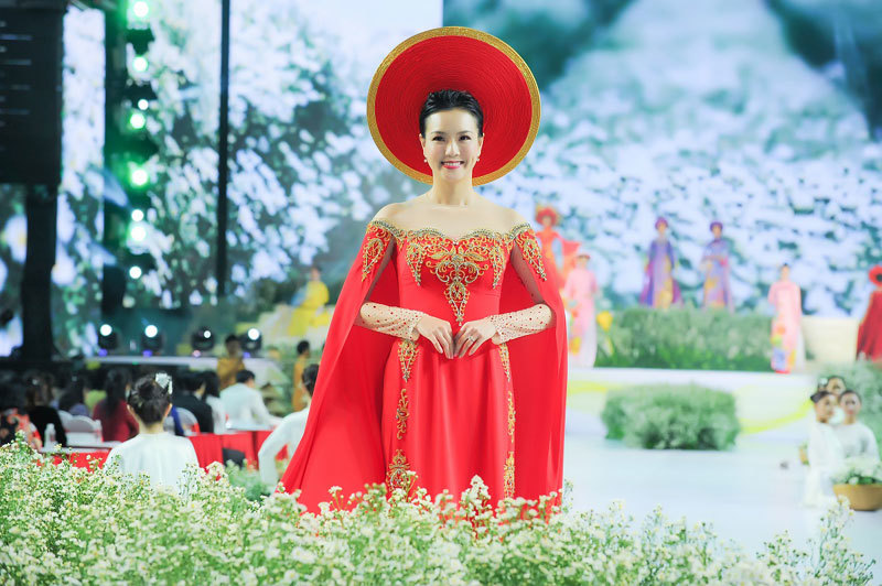 Hoa hậu Đại sứ Quý bà Hoàn vũ Thế giới hút hồn trên sàn catwalk - Ảnh 9