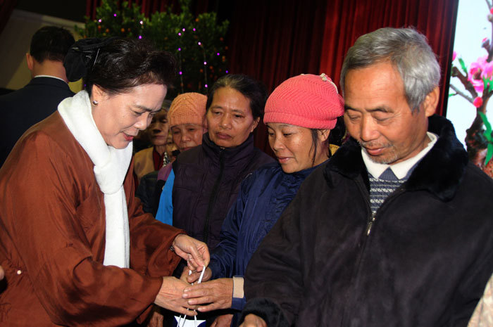 Báo Kinh tế & Đô thị trao 100 suất quà cho người nghèo tại huyện Ứng Hòa - Ảnh 3