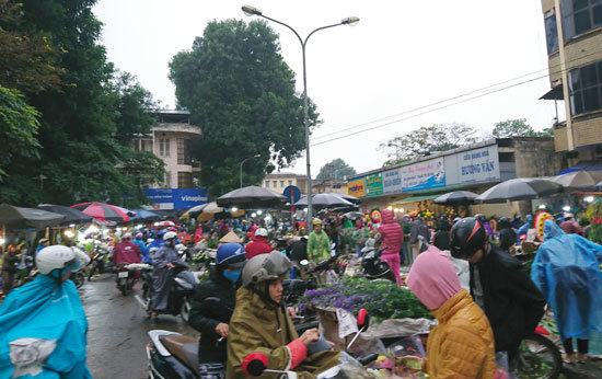 Hà Nội: Phiên chợ sáng 30 Tết, nhiều mặt hàng vẫn tăng giá - Ảnh 1