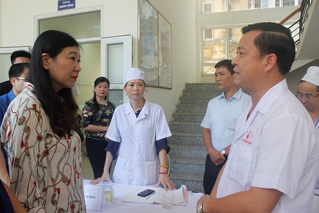 MTTQ TP Hà Nội tặng quà các gia đình bị ảnh hưởng vụ cháy Rạng Đông - Ảnh 1