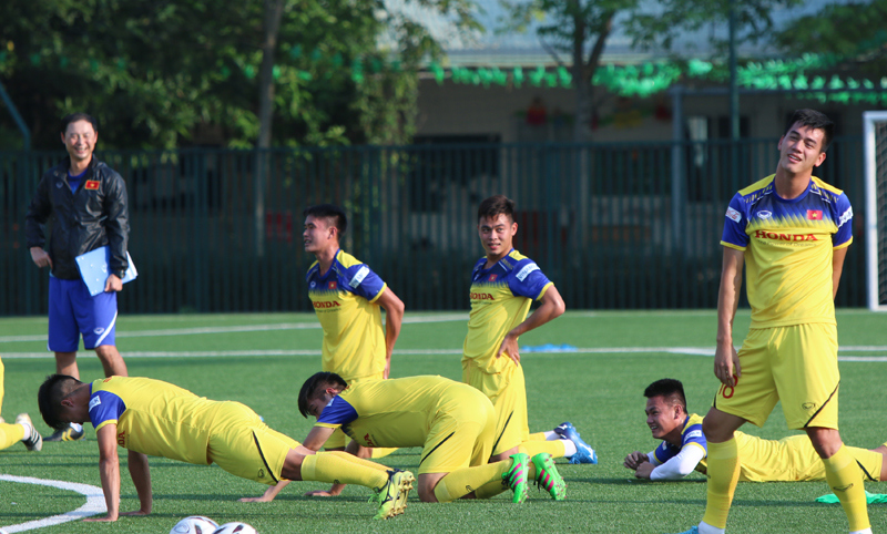 [Ảnh] HLV Park Hang-seo đội nắng chỉ đạo học trò vượt khó với sân cỏ nhân tạo - Ảnh 3