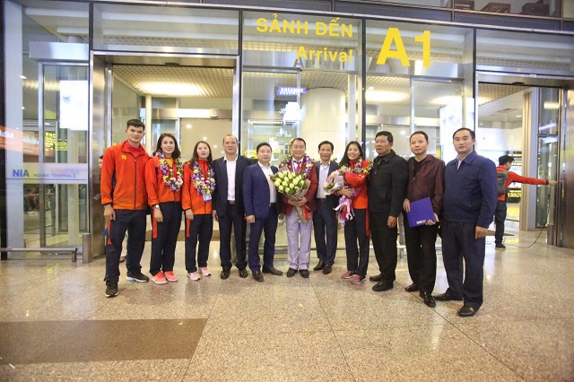[Ảnh] Các đoàn thể thao Việt Nam tiếp tục đáp chuyến bay về Hà Nội - Ảnh 8