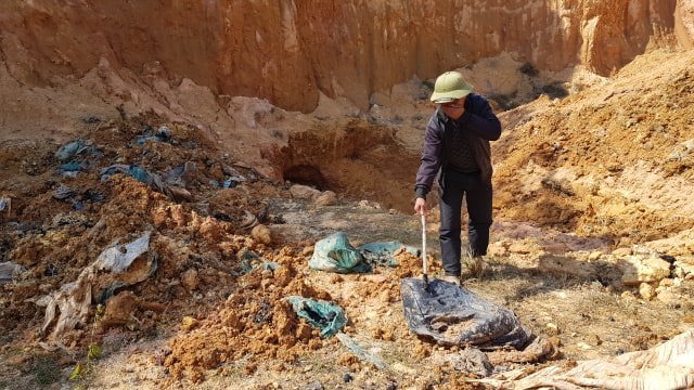 Huyện Sóc Sơn đang điều tra vụ đổ trộm chất thải tại xã Bắc Sơn - Ảnh 1