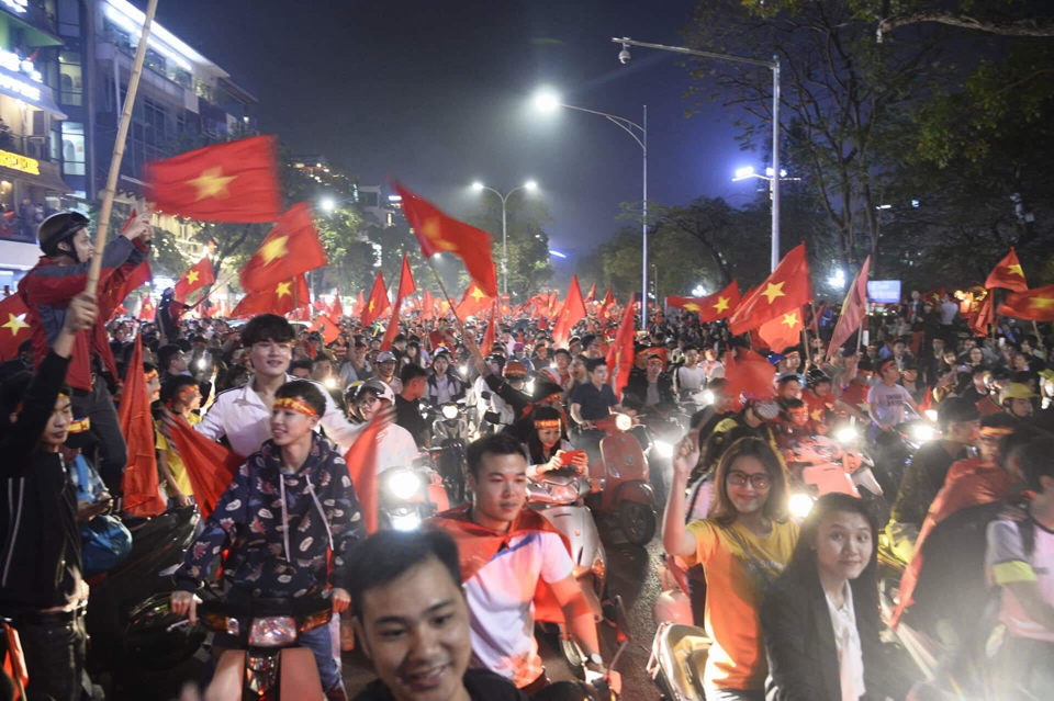 Hà Nội tràn ngập sắc đỏ sau kỳ tích lịch sử của U23 Việt Nam - Ảnh 16