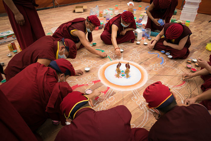 Kỷ lục Việt Nam được trao cho tranh Mandala Phật Quan Âm bằng ngọc đá quý lớn nhất - Ảnh 1