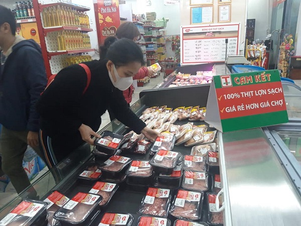 Hà Nội: Chợ, siêu thị đầy ắp hàng hóa, sức mua giảm - Ảnh 3