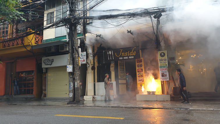 Hà Nội: Cháy giả định trên phố Hàng Buồm, nhiều người mắc kẹt được giải cứu - Ảnh 1