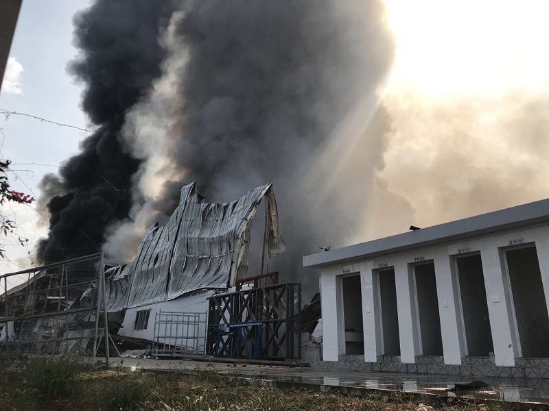 Bình Dương: Cháy công ty sản xuất nệm mút, nhiều tiếng nổ lớn - Ảnh 2