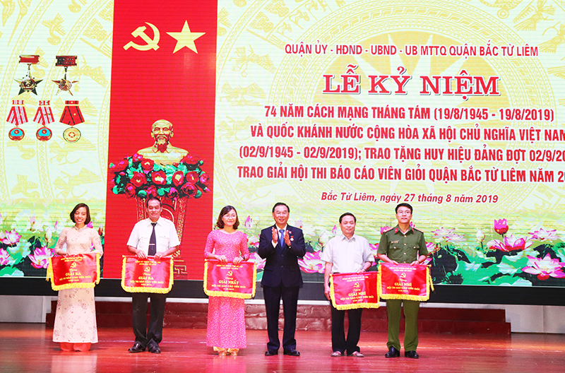 Quận Bắc Từ Liêm trao Huy hiệu Đảng cho 256 đảng viên - Ảnh 2