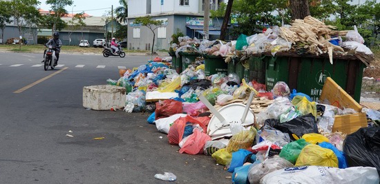 Đà Nẵng huy động công an bảo vệ để xe chở rác vào bãi rác Khánh Sơn - Ảnh 5