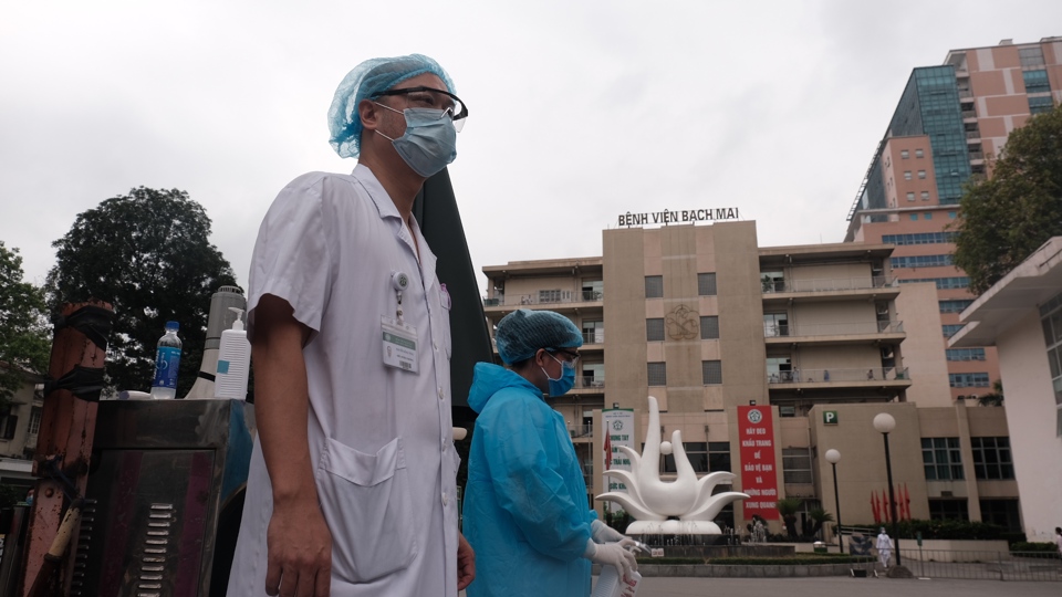 Cận cảnh Bệnh viện Bạch Mai ngày đầu kiểm soát nghiêm ngặt, chặn dịch Covid-19 - Ảnh 12
