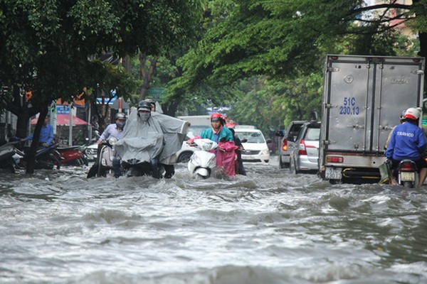 Triều cường đạt đỉnh, nhiều khu vực ở TP Hồ Chí Minh có thể ngập nặng - Ảnh 2