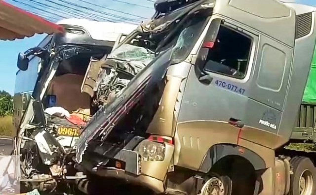 Bình Phước: Xe khách đấu đầu kinh hoàng xe tải trên Quốc lộ 14 - Ảnh 1