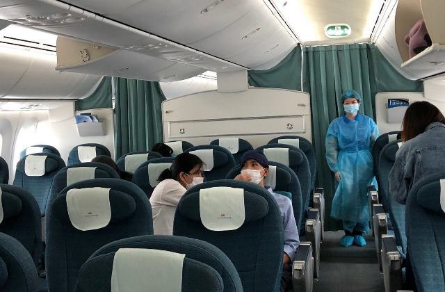 Chuyến bay chở 12 người Việt mắc kẹt vì Covid-19 ở Nhật Bản - Ảnh 1