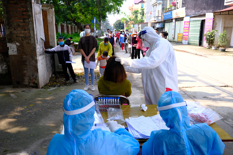 Hà Nội: Hơn 2.000 người dân thôn Liễu Trì được lấy mẫu xét nghiệm Covid-19 - Ảnh 12