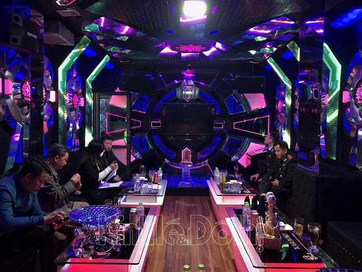 Hà Nội: Nhiều cơ sở kinh doanh karaoke bị "sờ gáy" vì lơ là phòng chống dịch nCoV - Ảnh 2