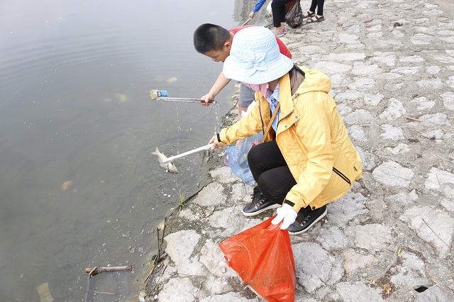 Những người cao tuổi "thích" nhặt rác ở hồ Giảng Võ - Ảnh 4