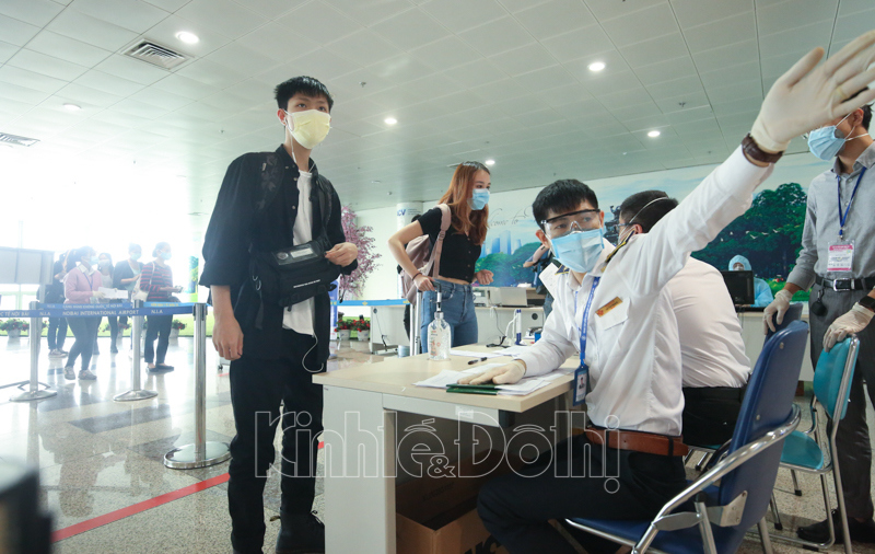 [Ảnh] Cận cảnh quy trình khai báo y tế khi nhập cảnh tại sân bay Nội Bài - Ảnh 4