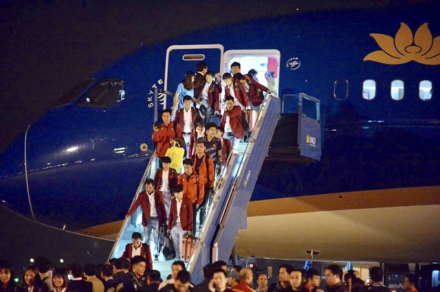 [Ảnh] Các cầu thủ U22 Việt Nam đã về đến Hà Nội, hàng nghìn cổ động viên chào đón - Ảnh 2