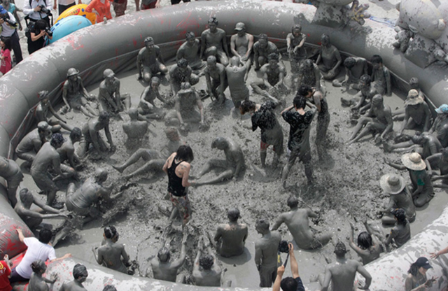 Ngày hội tắm bùn độc đáo tại Nghệ An dịp nghỉ lễ 2/9 - Ảnh 3