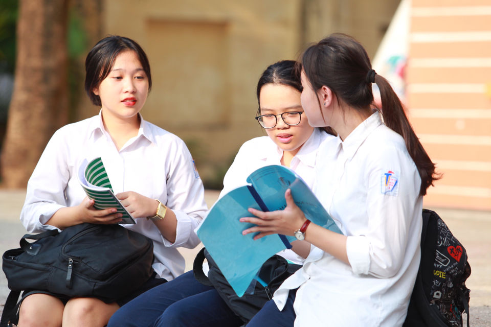 Học sinh Hà Nội kết thúc môn thi đầu tiên kỳ thi tuyển sinh lớp 10 - Ảnh 1