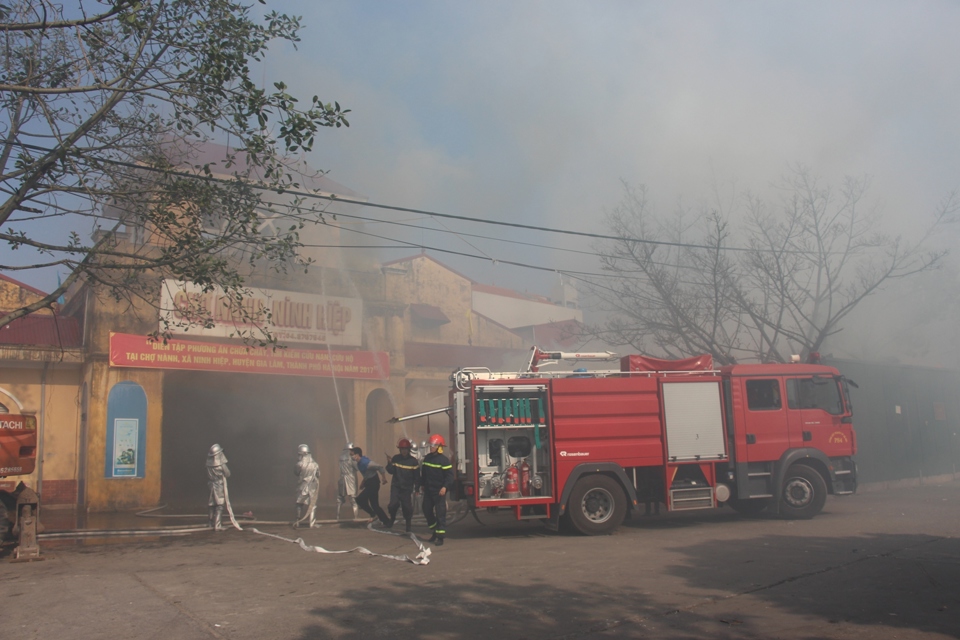 “Cháy” chợ Nành ở Ninh Hiệp, lính cứu hỏa giải cứu nhiều người mắc kẹt - Ảnh 1