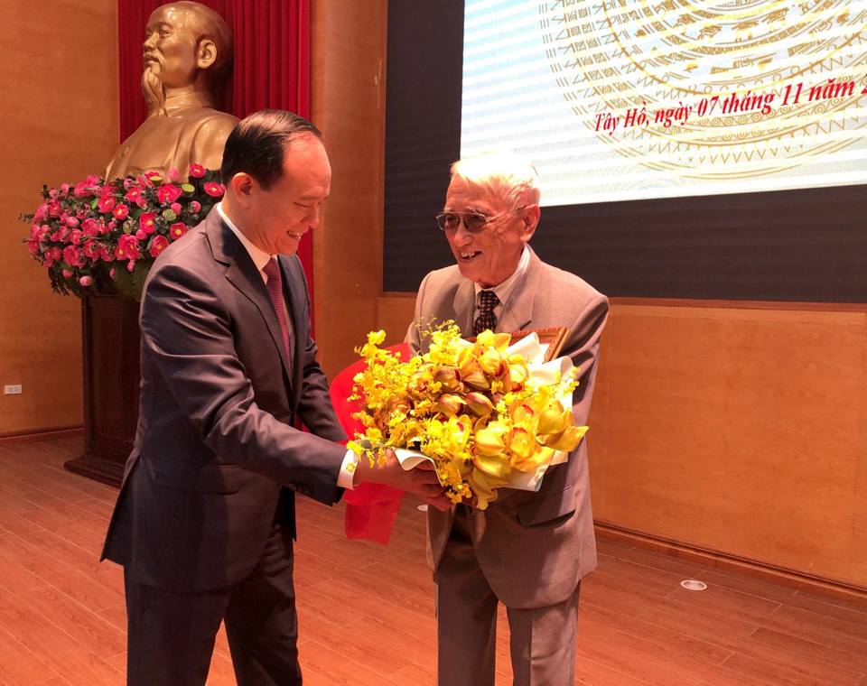 Phó Chủ tịch Thường trực HĐND TP Nguyễn Ngọc Tuấn trao Huy hiệu đảng tại quận Tây Hồ - Ảnh 1