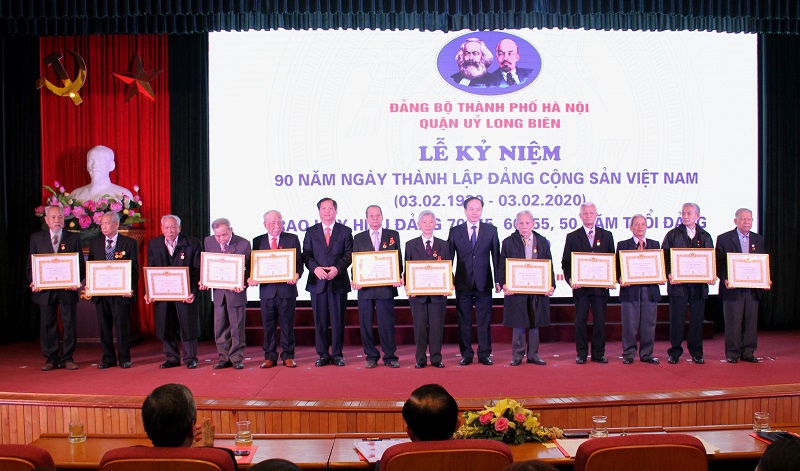 Lãnh đạo Thành phố trao Huy hiệu Đảng cho các đảng viên quận Long Biên - Ảnh 3