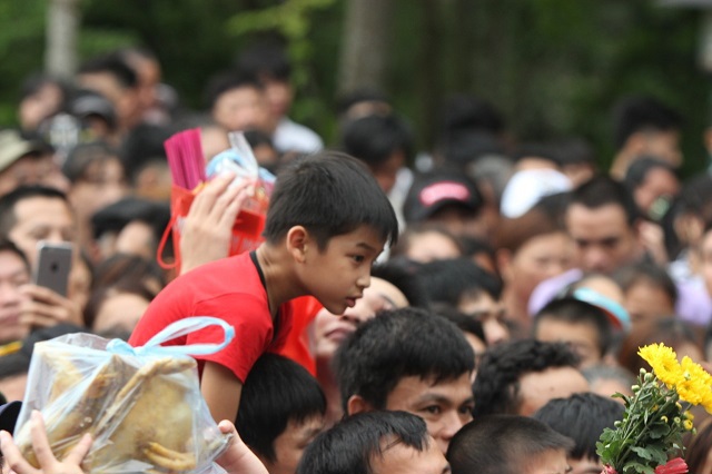 Lễ hội Đền Hùng 2019: Lo sợ mặc kẹt trong dòng người, phụ huynh kiệu con lên cổ - Ảnh 7