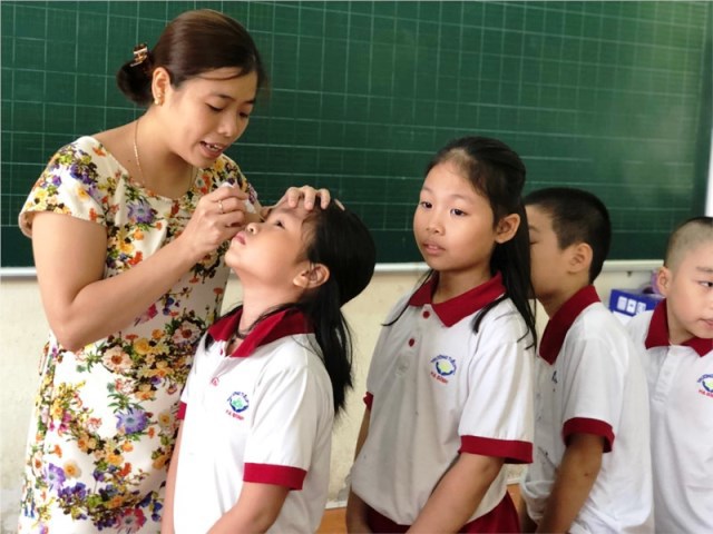 Vụ cháy nhà máy Rạng Đông: Sẽ khám sức khỏe cho học sinh phường Hạ Đình - Ảnh 1
