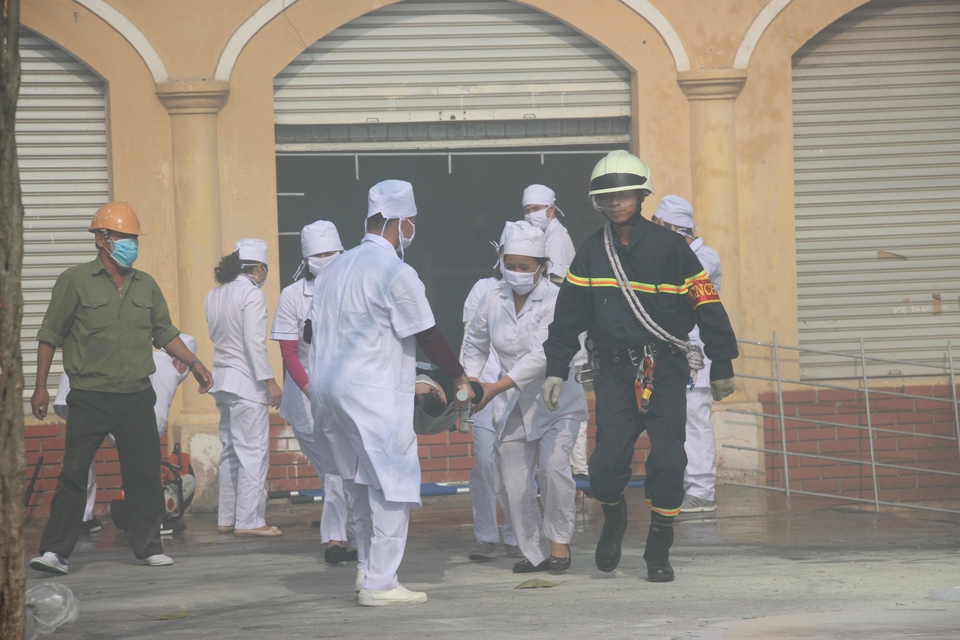 “Cháy” chợ Nành ở Ninh Hiệp, lính cứu hỏa giải cứu nhiều người mắc kẹt - Ảnh 11
