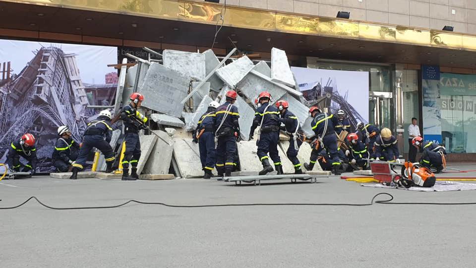 Nhiều người bị mắc kẹt được giải cứu trong đám cháy giả định ở khách sạn Grand plaza - Ảnh 14