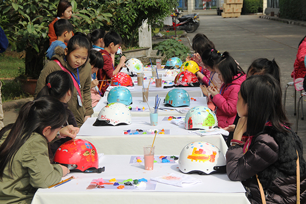 Hà Nội: Học sinh tiểu học tham gia cuộc thi trang trí mũ bảo hiểm - Ảnh 2