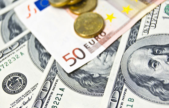 Mỹ - EU phát tín hiệu nhượng bộ thương mại, đồng USD và Euro tăng giá - Ảnh 1