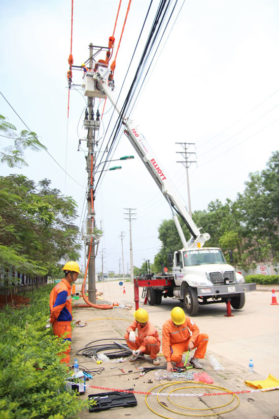 EVNNPC - giảm sự cố,  bảo đảm cấp điện mùa mưa bão - Ảnh 1
