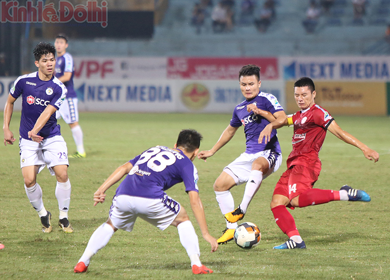 [Ảnh] Cận cảnh tình huống gây tranh cãi ở trận đấu giữa Hà Nội FC và TP Hồ Chí Minh - Ảnh 4