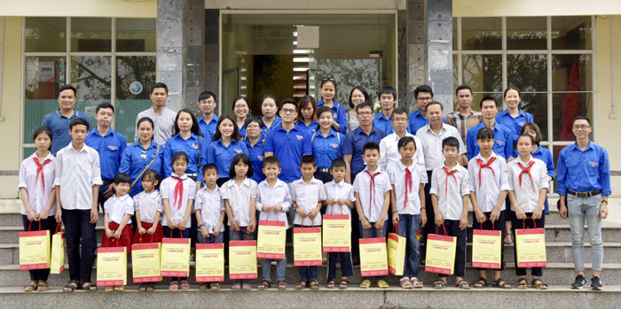 Trao tặng 15 suất quà cho học sinh nghèo huyện Mê Linh - Ảnh 3