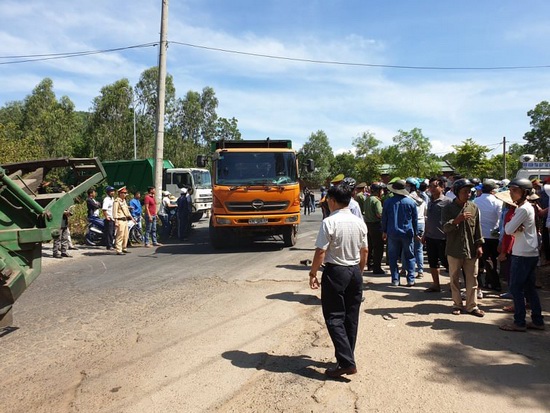 Đà Nẵng huy động công an bảo vệ để xe chở rác vào bãi rác Khánh Sơn - Ảnh 4