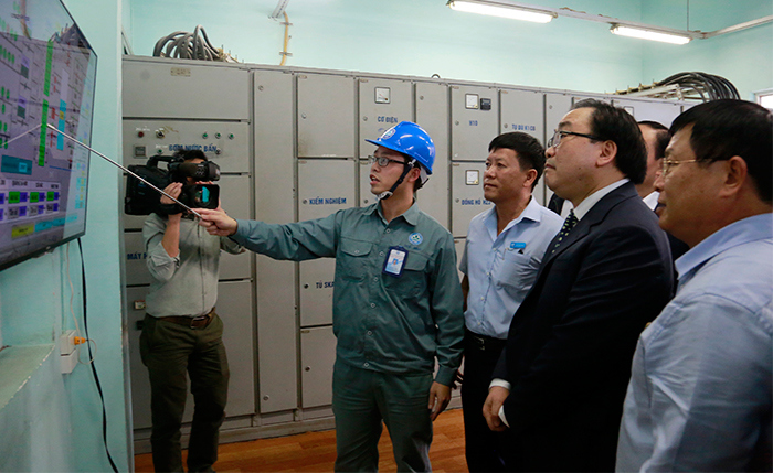 Bí thư Thành ủy Hoàng Trung Hải kiểm tra công tác phục Tết tại Công ty nước sạch Hà Nội - Ảnh 1