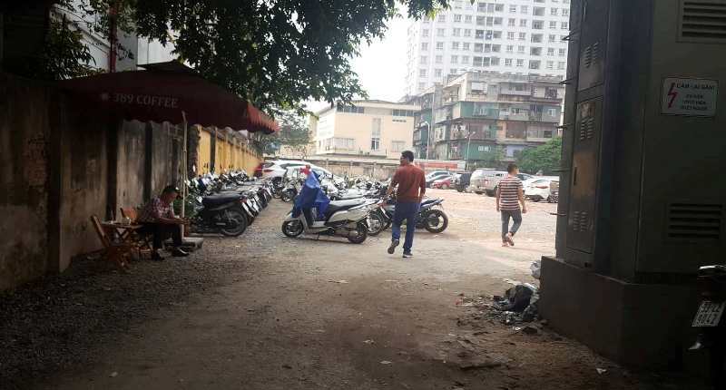 Cần xử lý nghiêm bãi xe không phép ngang nhiên hoạt động ở phường Vĩnh Tuy - Ảnh 2