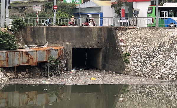 Hà Nội: Một bộ phận người dân vẫn xả rác ra sông Tô Lịch - Ảnh 1