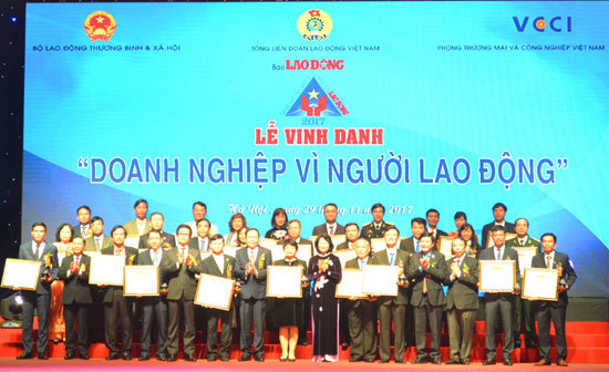 Vinh danh 74 doanh nghiệp vì người lao động năm 2017 - Ảnh 2